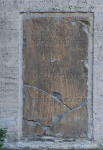 Grabplatte Oesers an der Nikolaikirche in Leipzig